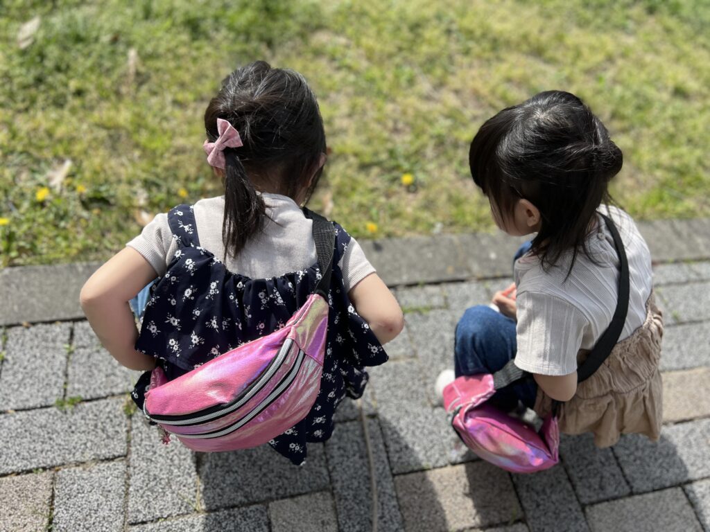 外で過ごす双子の子どもたち